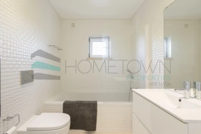 Moradia T4 para Venda em Santa Barbara de Nexe