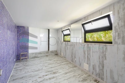 Moradia T4 para Venda em Santa Barbara de Nexe