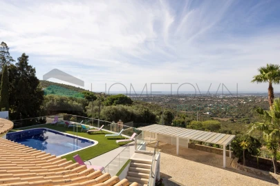 Moradia T4 para Venda em Santa Barbara de Nexe