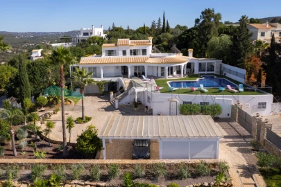 Moradia T4 para Venda em Santa Barbara de Nexe