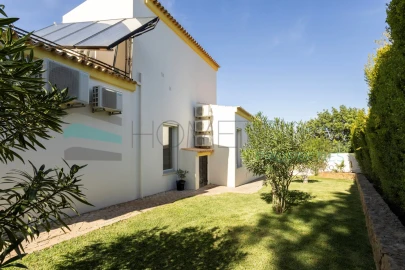 Moradia T4 para Venda em Santa Barbara de Nexe