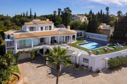 Moradia T4 para Venda em Santa Barbara de Nexe