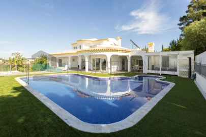 Moradia T4 para Venda em Santa Barbara de Nexe