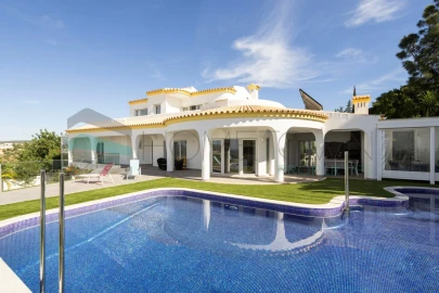 Moradia T4 para Venda em Santa Barbara de Nexe