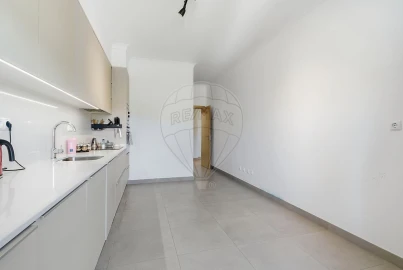 Apartamento T3 para Venda em Azueira e Sobral da Abelheira
