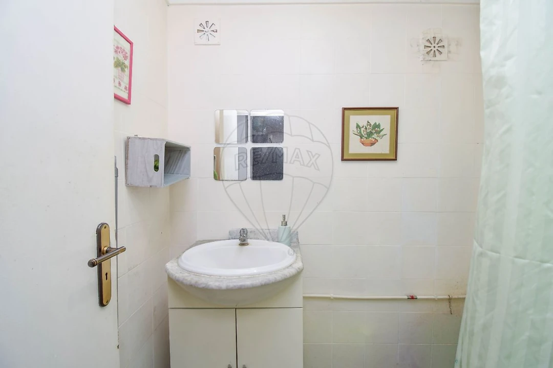 Loja para Venda em Almada, Cova da Piedade, Pragal e Cacilhas Foto 1