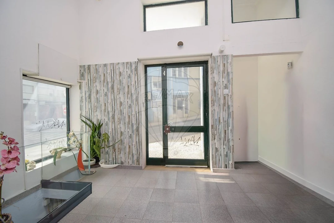 Loja para Venda em Almada, Cova da Piedade, Pragal e Cacilhas Foto 3