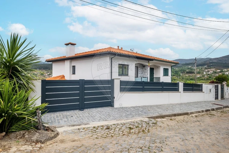 Moradia T3 para Venda em Alvarenga Foto 3