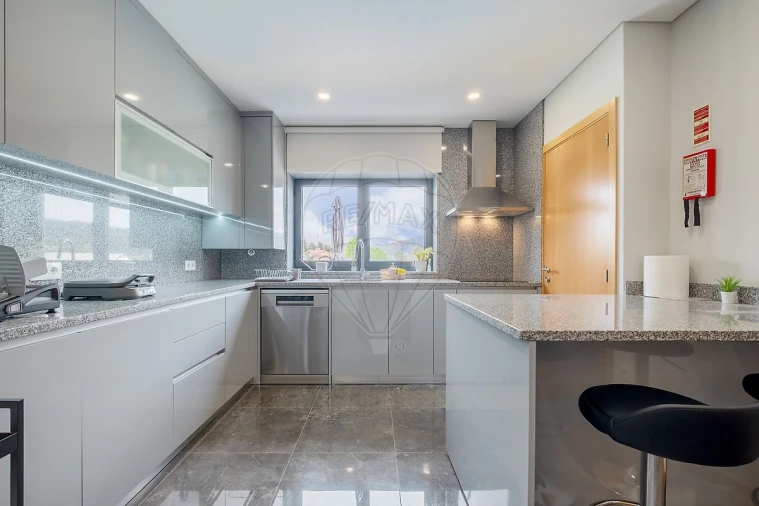 Moradia T3 para Venda em Alvarenga Foto 13