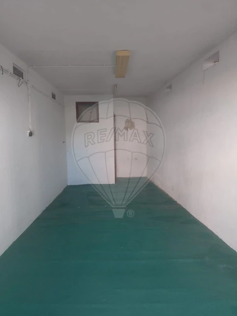 Garagem para Arrendamento em Santo Antonio dos Olivais