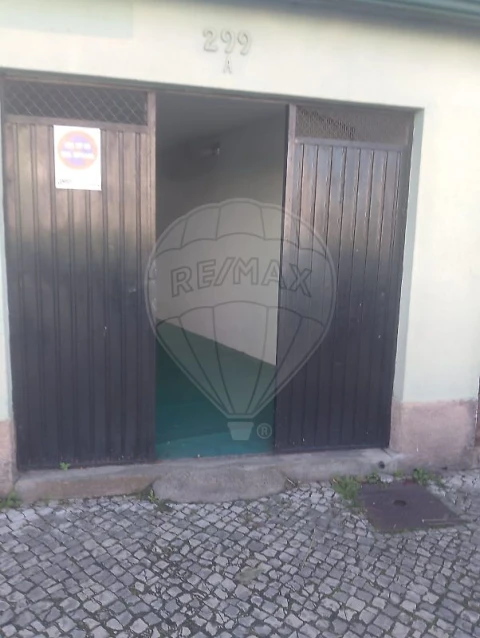 Garagem para Arrendamento em Santo Antonio dos Olivais