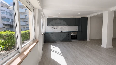 Apartamento T1 para Venda em Póvoa de Santo Adrião e Olival Basto