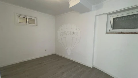 Apartamento T1 para Venda em Póvoa de Santo Adrião e Olival Basto