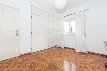 Apartamento T2 para Venda em Massamá e Monte Abraão