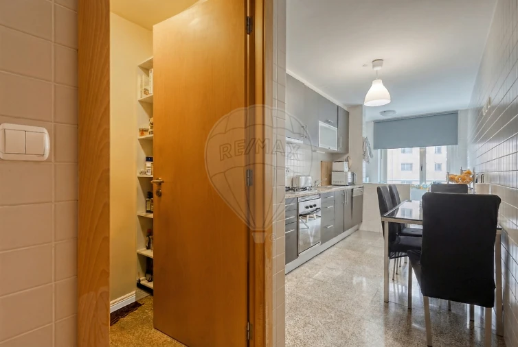 Apartamento T2 para Venda em Lordelo do Ouro e Massarelos Foto 2