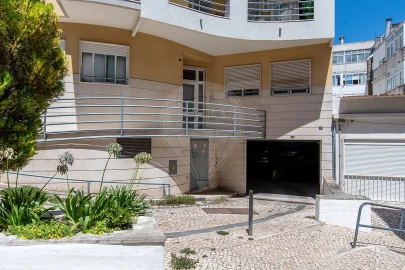 Garagem para Arrendamento em Almada, Cova da Piedade, Pragal e Cacilhas