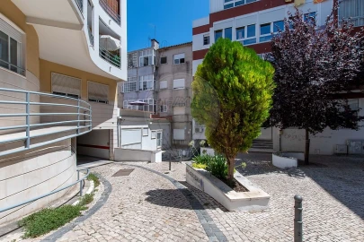 Garagem para Arrendamento em Almada, Cova da Piedade, Pragal e Cacilhas