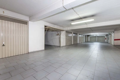 Garagem para Arrendamento em Almada, Cova da Piedade, Pragal e Cacilhas