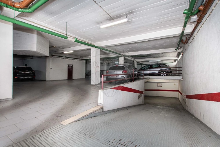 Garagem para Arrendamento em Almada, Cova da Piedade, Pragal e Cacilhas Foto 5