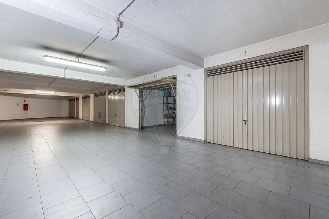 Garagem para Arrendamento em Almada, Cova da Piedade, Pragal e Cacilhas Foto 1