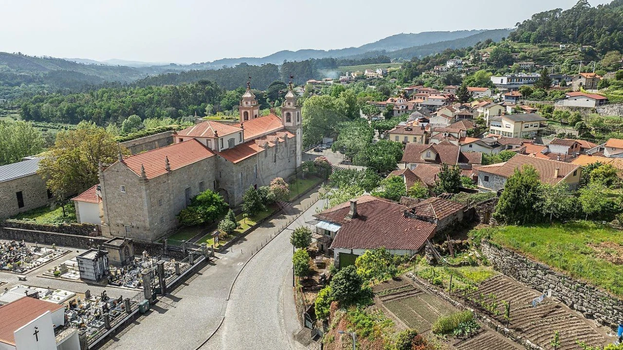 Moradia para Venda em Bouro (Santa Maria) Foto 8