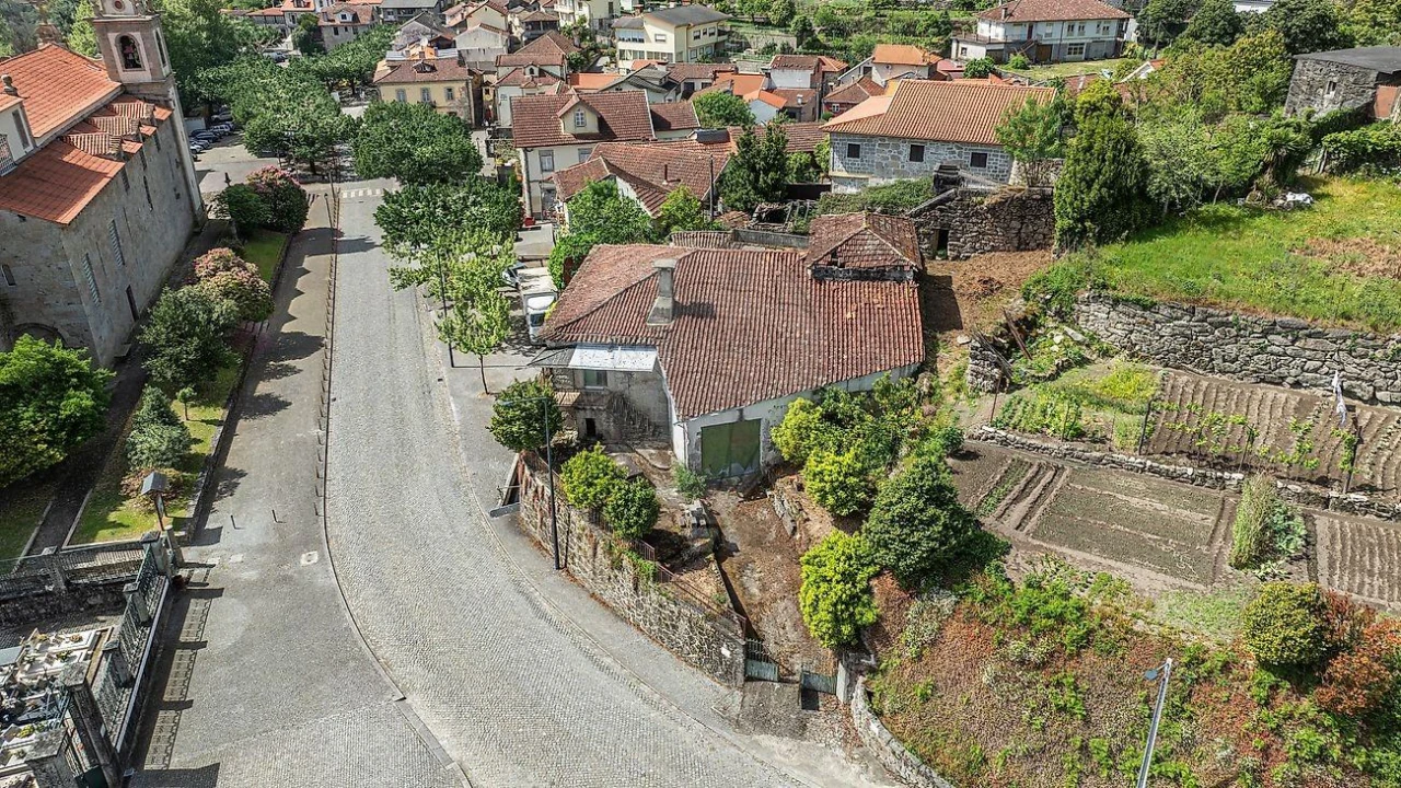 Moradia para Venda em Bouro (Santa Maria) Foto 9