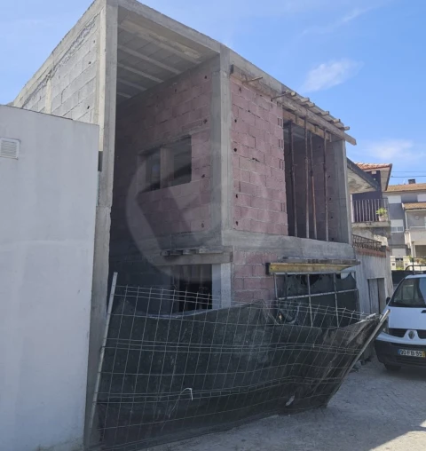 Moradia T3 para Venda em Rio Mau e Arcos