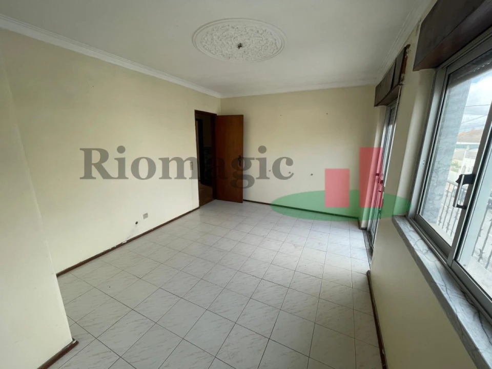 Apartamento T2 para Venda em Vila Nova da Rainha Foto 8