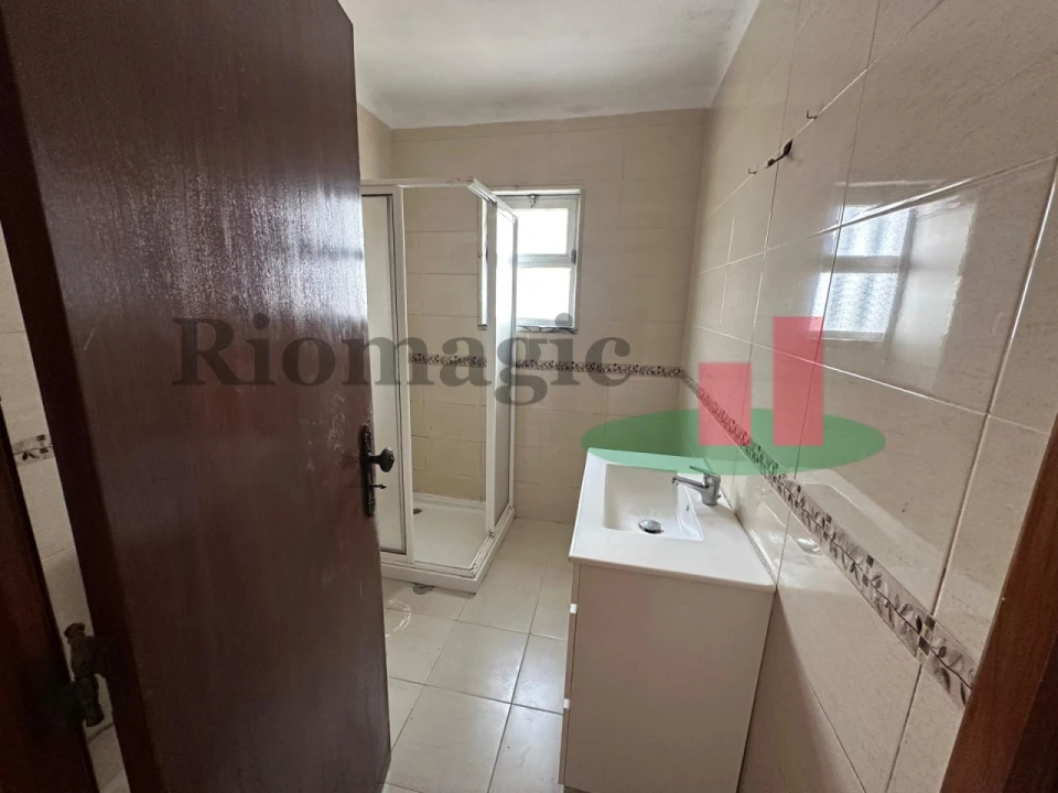 Apartamento T2 para Venda em Vila Nova da Rainha Foto 17