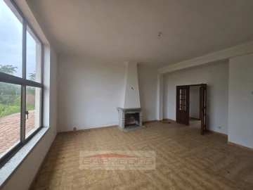 Moradia T4 para Venda em Ferro