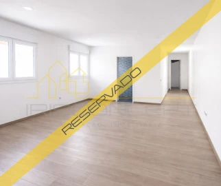 Apartamento T2 para Venda em Colmeias e Memória