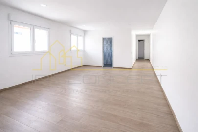 Apartamento T2 para Venda em Colmeias e Memória
