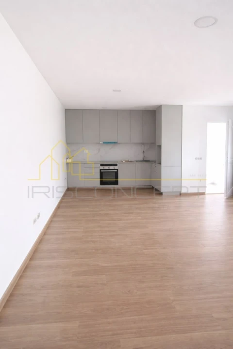 Apartamento T2 para Venda em Colmeias e Memória