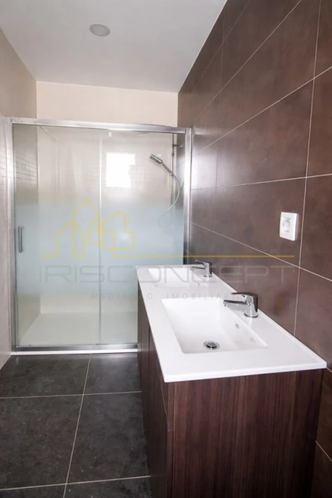 Apartamento T2 para Venda em Colmeias e Memória