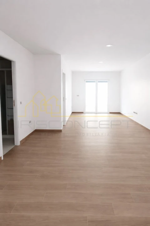 Apartamento T1 para Venda em Colmeias e Memória