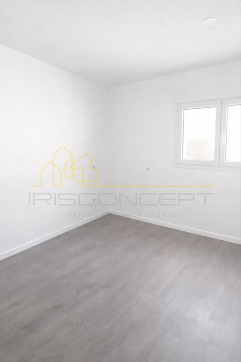 Apartamento T1 para Venda em Colmeias e Memória