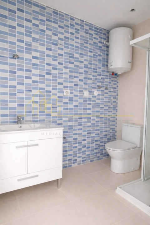 Apartamento T1 para Venda em Colmeias e Memória