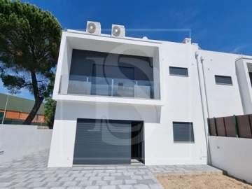 Moradia T4 para Venda em Nossa Sra de Fatima