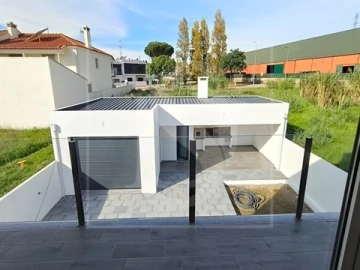 Moradia T4 para Venda em Nossa Sra de Fatima