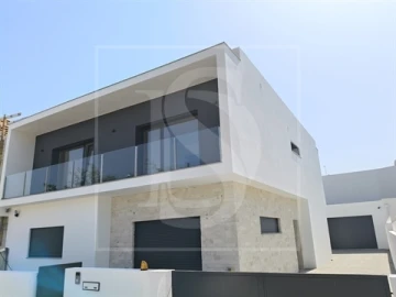 Moradia T4 para Venda em Nossa Sra de Fatima