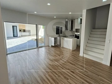 Moradia T4 para Venda em Nossa Sra de Fatima