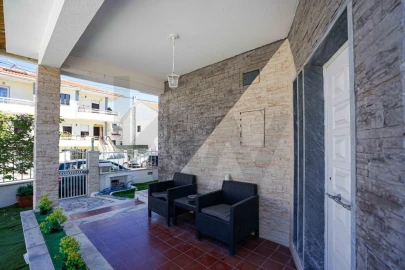 Moradia T5 para Venda em Corroios