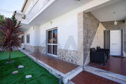 Moradia T5 para Venda em Corroios