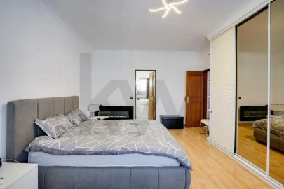 Moradia T5 para Venda em Corroios