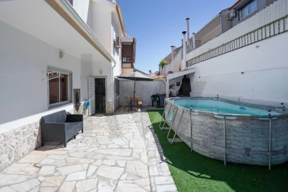 Moradia T5 para Venda em Corroios