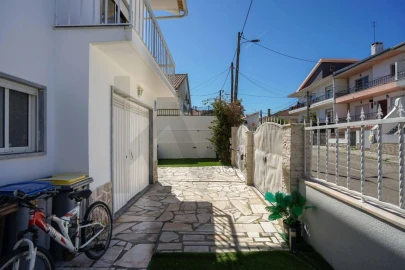 Moradia T5 para Venda em Corroios