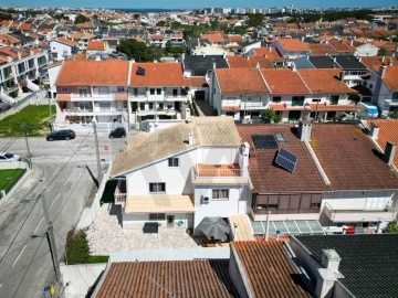 Moradia T5 para Venda em Corroios