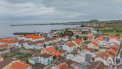 Moradia T4 para Venda em Praia da Vitoria (Santa Cruz)