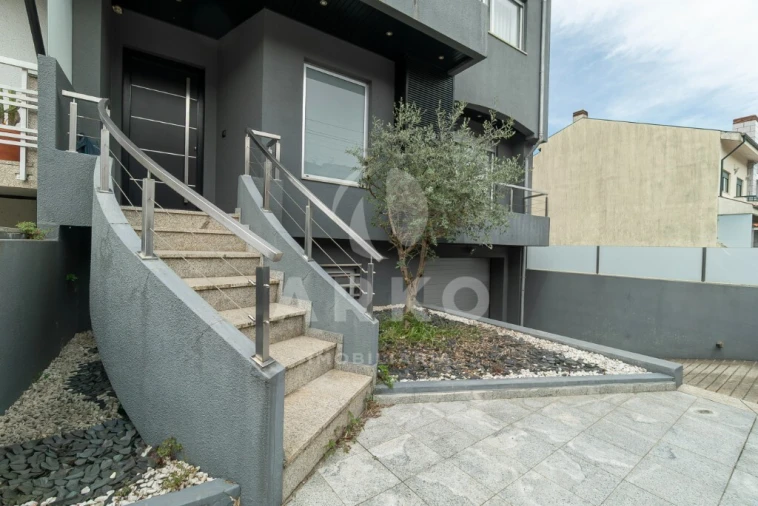 Moradia T4 para Venda em Fânzeres e São Pedro da Cova Foto 36