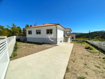 Moradia T3 para Venda em Formariz e Ferreira